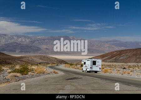 Camper sulla California State Route 190 dirigendosi verso Panamint Springs, il Parco Nazionale della Valle della Morte, California, Stati Uniti. Foto Stock