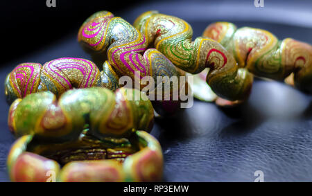 Una raccolta di manufatti coloratissimi/colorato lac/lacca smalto acrilico/schiave da Laad Bazaar, Hyderabad, Telangana, India. Foto Stock