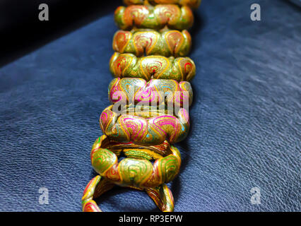 Un assortimento di manufatti/colorato colorato lac/lacca smalto schiave, disposti in una pila, da Laad Bazaar, Hyderabad, Telangana, India. Foto Stock