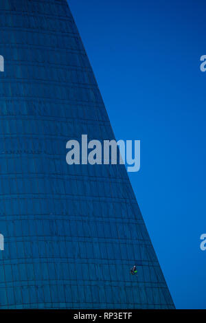 Un primo piano di Baku contemporanea Torre di fiamma. Foto Stock