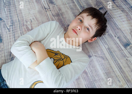 Ritratto di triste, stanchi di adolescente a casa Foto Stock