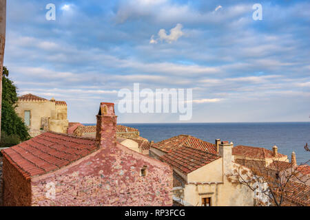 Vicolo di pietra nel pittoresco castello città di Monemvasia durante l'inverno. Architettoniche degli edifici in pietra e belle strette strade pavimentate. Foto Stock