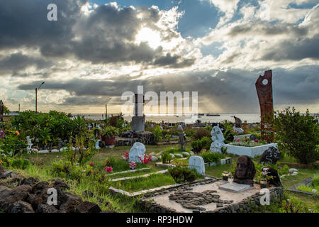 Sera oltre il cimitero, Hanga Roa, Isola di Pasqua, Cile Foto Stock