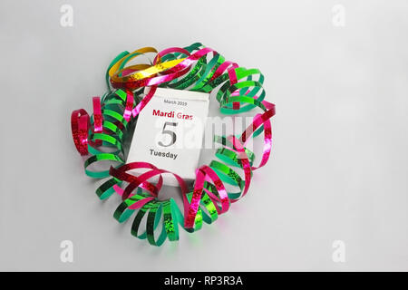 Mardi Gras 2019 calendario pagina decorata con colorate streamers Foto Stock