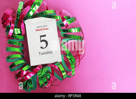 Calendario pagina Mardi Gras 2019 decorato con stelle filanti colorate su sfondo rosa Foto Stock