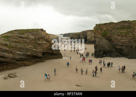 Spiaggia delle cattedrali si trova sulla costa della provincia di Lugo (Galizia).Si tratta di una spiaggia molto frequentata dai turisti Foto Stock