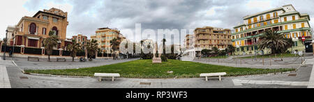 Ostia Lido roma, Italia - 27 Gennaio 2019: Paesaggio di Anco Marzio Square a Ostia Lido district sul mare di Roma situato nella zona pedonale di un Foto Stock