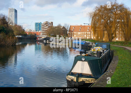 Il fiume Lea vicino a tre mulini Isola, Bromley-By-Bow, East London REGNO UNITO Foto Stock