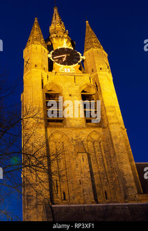 La torre pendente della Oude Kerk visto di notte in Delft, Paesi Bassi. La torre è noto come Oude Jan o Scheve gen. Foto Stock