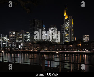 Francoforte sullo skyline come vista dalla passeggiata lungo la riva del fiume principale. Foto Stock