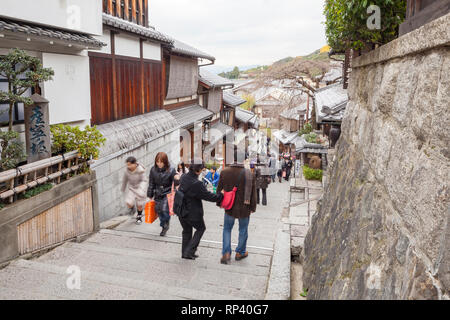 Le fasi a Sannen-zaka, in Higashiyama Ward, vicino al Kiyomizu-dera tempio, Kyoto, Giappone. Foto Stock