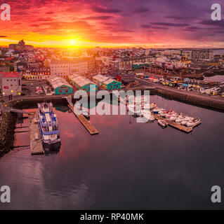 Tramonto al Porto di Reykjavik, Reykjavik, Islanda Foto Stock