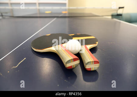 Vecchio tavolo da ping pong e le piastre di appoggio a sfera sul tavolo da ping pong, profondità di campo Foto Stock