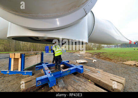 11.01.2018, Recklinghausen, Renania settentrionale-Vestfalia, Germania - Montaggio di una turbina eolica. Il rotore è tenuto da una gru per il fissaggio alla turbina un Foto Stock