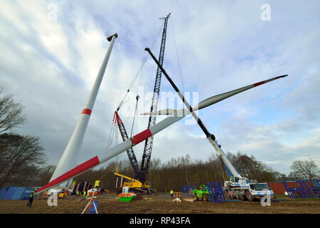 11.01.2018, Recklinghausen, Renania settentrionale-Vestfalia, Germania - Montaggio di una turbina eolica. Il rotore viene tirata da una gru per attacco al turb Foto Stock