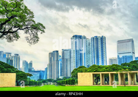 Grattacieli come visto da Manila American Cemetery, Filippine Foto Stock