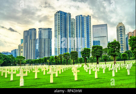 Grattacieli come visto da Manila American Cemetery, Filippine Foto Stock