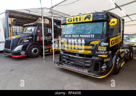 Il Team di Oliver Racing camion di Stuart Oliver e Martin Gibson nel paddock a Snetterton 2018 Riunione, Norfolk, Regno Unito. Foto Stock