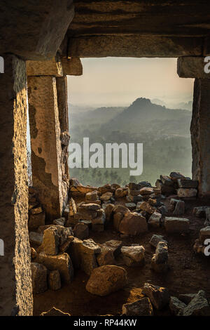 Hampi vista dalla collina matanga all'alba sopra il tempio achyutaraya india karnakata da una pietra ach vista mistico Foto Stock