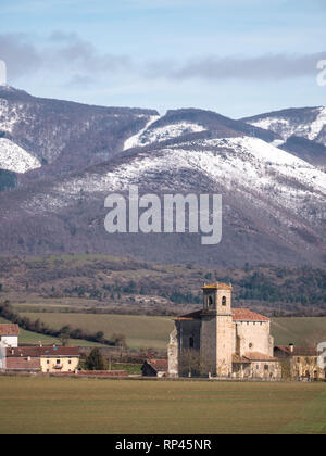 Vista del villaggio di Ordañana e il Aizkorri mountain range, Alavese pianure vicino a Salvatierra, Paesi Baschi Foto Stock