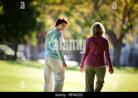 Due amici a piedi nel parco. Foto Stock