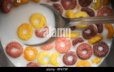 La prima colazione con latte e cereali colorati di close-up. Foto Stock