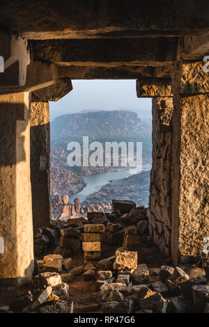 Hampi vista dalla collina matanga all'alba sopra il tempio achyutaraya india karnakata da una pietra ach con blu cielo Foto Stock