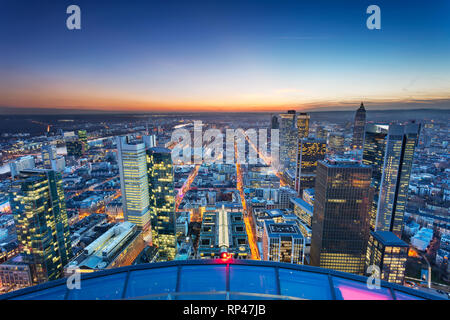 Frankfurt am Main, Germania. Antenna immagine cityscape di Frankfurt am Main skyline durante il bellissimo tramonto. Foto Stock