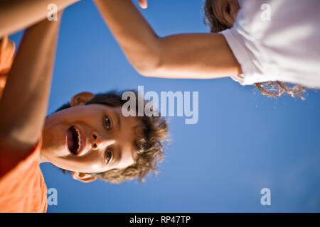 Ritratto di un giovane ragazzo giocando a sua sorella. Foto Stock