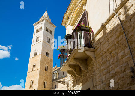 La torre della cattedrale della città di Trani, regione Puglia, Italia Meridionale Foto Stock