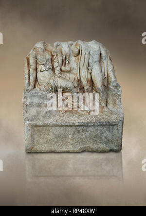 Sebasteion romana scultura in rilievo di un eroico giovane Aphrodisias museo, Aphrodisias, Turchia. Contro un sfondo d'arte. Un'eroina si siede su una roccia Foto Stock