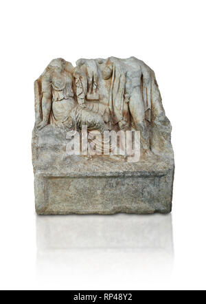 Sebasteion romana scultura in rilievo di un eroico giovane Aphrodisias museo, Aphrodisias, Turchia. Contro uno sfondo bianco. Un'eroina si siede su un r Foto Stock