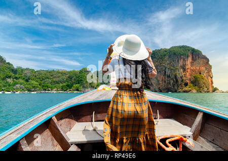 Koh Kai le donne sono lieto sulla barca di legno di Krabi Thailandia Foto Stock