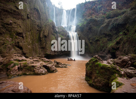 Escursione Cascate Ouzoud ( cascate d'Ouzoud ) che si trova nel Grand Atlas villaggio di Tanaghmeilt, nella provincia di Azilal in Marocco, Africa. Foto Stock