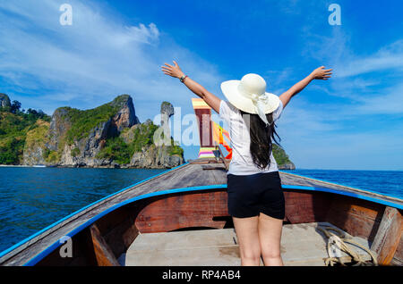 Koh Kai le donne sono lieto sulla barca di legno di Krabi Thailandia Foto Stock