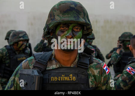 Royal Thai Marines indossando camouflage vernice volto ad un'esercitazione a fuoco durante il Cobra Gold 19 presso il Ban Chan Krem area formazione Febbraio 20, 2019 in Chantaklem, Thailandia. Cobra Gold è il più grande annuale congiunto di cooperazione militare esercizio nell'Indo-Pacifico regione. Foto Stock