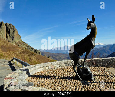La statua di bronzo di un addio al celibato/cervi in corrispondenza di un punto di vista che si affaccia sul passo di montagna a San Gloria in Picos de Europa, Cantabria, SPAGNA Foto Stock