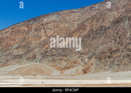 I visitatori a piedi attraverso salina nel bacino Badwater, il punto più basso nel Parco Nazionale della Valle della Morte, California, Stati Uniti. Foto Stock