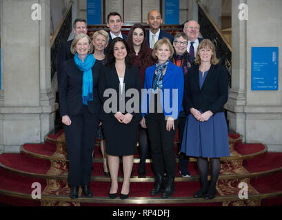 (Fila posteriore sinistra a destra) Chris Leslie, Gavin Shuker, Chuka Umunna e Mike si apre, (fila mediana, da sinistra a destra) Angela Smith, Luciana Berger e Ann Coffey, (prima fila, da sinistra a destra) Sarah Wollaston, Heidi Allen, Anna Soubry e Joan Ryan, in seguito ad una conferenza stampa per il gruppo indipendente dove i tre conservatori MPs, Wollaston, Allen e Soubry, ha annunciato le sue dimissioni dal partito. Foto Stock