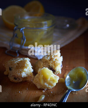 Cagliata di limone con Scone Foto Stock