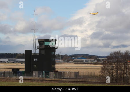 20 Febbraio 2019: un aereo di passeggero decolla dall'aeroporto di Inverness con la torre di controllo in primo piano. Immagine: Andrew Smith Foto Stock