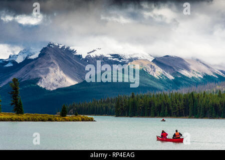 ASPER NATIONAL PARK, Alberta /CANADA, 8 settembre 2016: Unidentified canoisti sul Lago Maligne godendo il paesaggio mozzafiato su un bellissimo fine summe Foto Stock