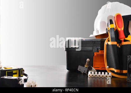 Esposizione di materiale elettrico sulla tavola di legno con sfondo blu.  Composizione orizzontale. Vista frontale Foto stock - Alamy