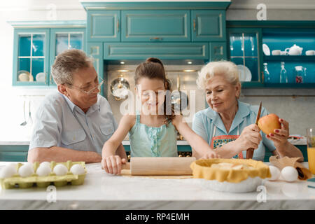 Bambina di stendere la pasta Foto Stock