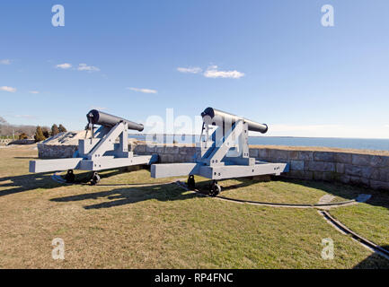 Coppia di cannoni modello 1819 24 pounders montati su carrelli di legno in corrispondenza di guerra rivoluzionaria Fort era stato Phoenix Park in Fairhaven, Massachusetts, STATI UNITI D'AMERICA Foto Stock