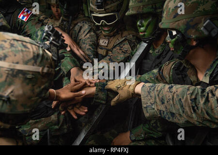 A STATI UNITI e Royal Thai Marines si riuniscono per la motivazione del gruppo prima di prendere parte ad un assalto anfibio esercizio durante il Cobra Gold 19 presso il Ban Chan Krem area formazione Febbraio 20, 2019 in Chantaklem, Thailandia. Cobra Gold è il più grande annuale congiunto di cooperazione militare esercizio nell'Indo-Pacifico regione. Foto Stock