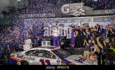 Driver di NASCAR Denny Hamlin celebra nella corsia di vittoria dopo aver vinto la NASCAR Daytona 500 stock car gara al Daytona International Speedway Febbraio 17, 2019 a Daytona Beach, Florida. Foto Stock