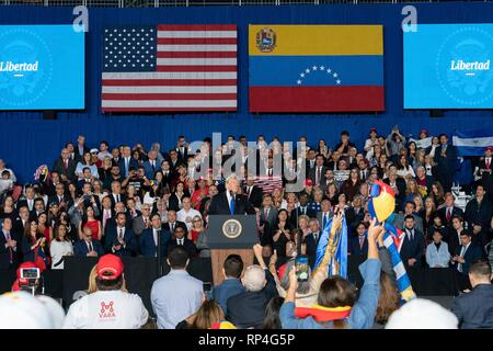 U.S presidente Donald Trump offre un indirizzo per il venezuelano comunità americana alla Florida International University Ocean Banca centro convocazione Febbraio 18, 2019 a Miami in Florida. Foto Stock