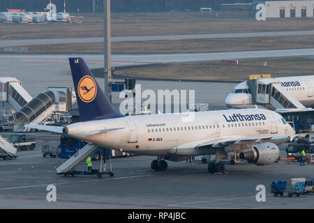 D-AILK Airbus A319 di Lufthansa parcheggiato all'aeroporto di Francoforte 07/02/2018 Foto Stock