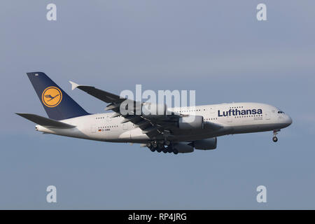 D-AIMA Airbus A380 di Lufthansa in atterraggio a Francoforte Aeroporto 07/02/2018 Foto Stock